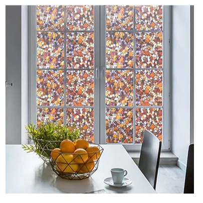 Fönsterfilm med höstinspirerat mosaikmönster