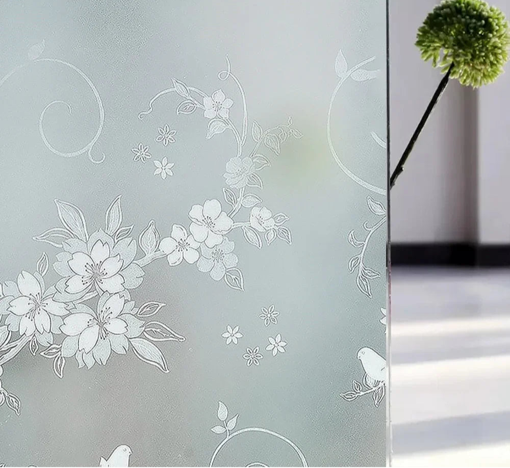 Fönsterfilm med romantiskt blommönster